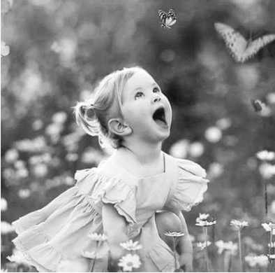 petite fille regardant un papillon, blog retrouver sa joie - Trajectoire hypnose