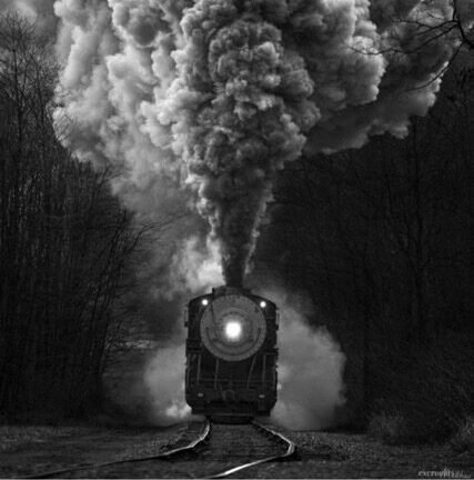 un train rejette de la vapeur photo en noir et blanc